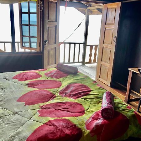 Beachfront Hut Upstairs Astra - Beach Shack Chalet Kampong Juara Екстериор снимка