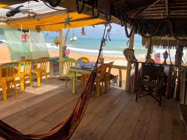 Beachfront Hut Upstairs Astra - Beach Shack Chalet Kampong Juara Екстериор снимка