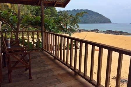 Beachfront Hut Upstairs Astra - Beach Shack Chalet Kampong Juara Екстериор снимка