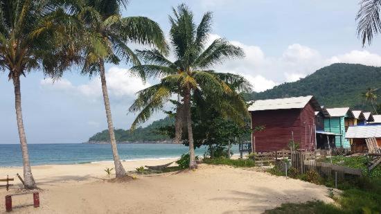 Beachfront Hut Upstairs Astra - Beach Shack Chalet Kampong Juara Екстериор снимка