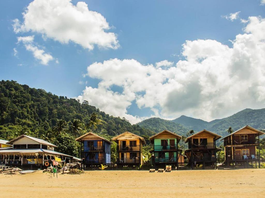 Beachfront Hut Upstairs Astra - Beach Shack Chalet Kampong Juara Екстериор снимка