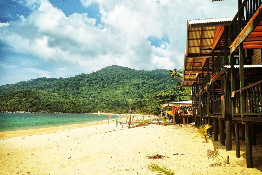 Beachfront Hut Upstairs Astra - Beach Shack Chalet Kampong Juara Екстериор снимка