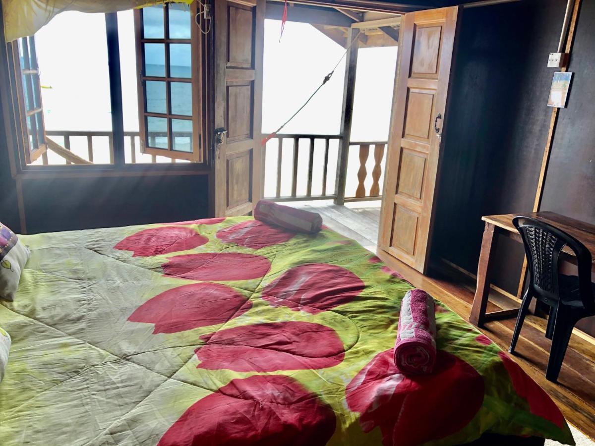 Beachfront Hut Upstairs Astra - Beach Shack Chalet Kampong Juara Екстериор снимка