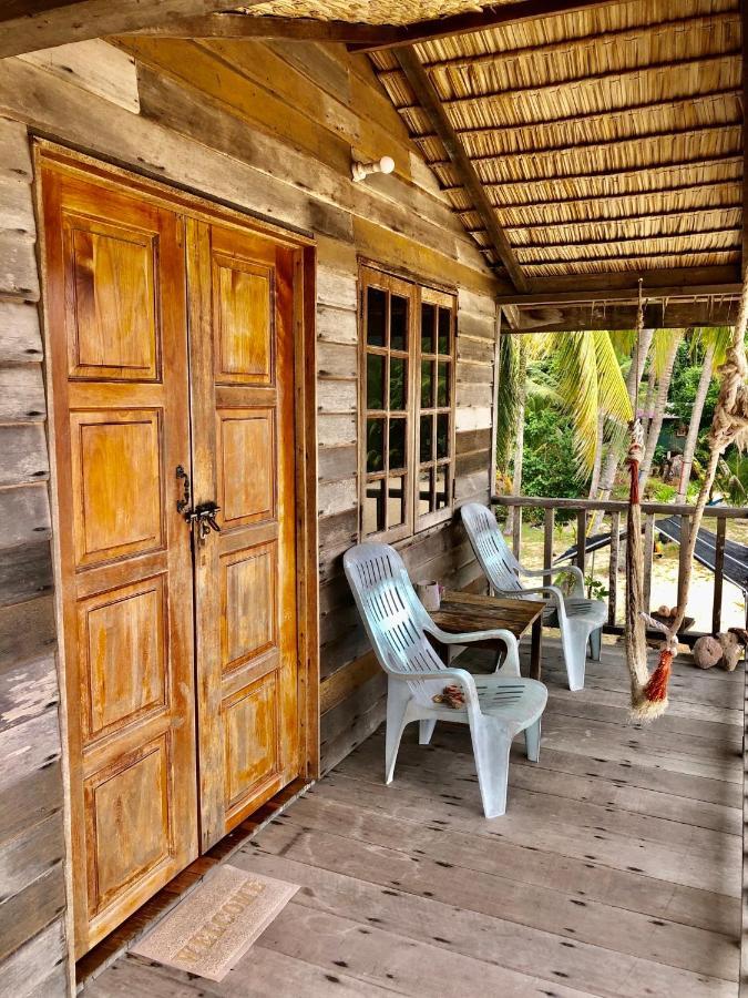 Beachfront Hut Upstairs Astra - Beach Shack Chalet Kampong Juara Екстериор снимка