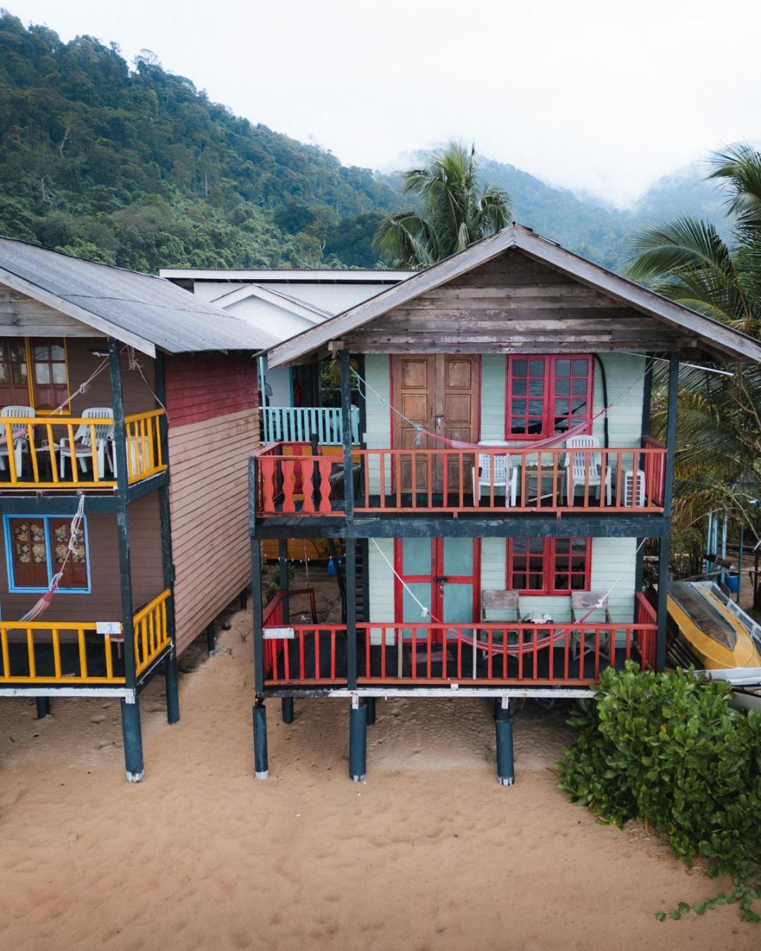 Beachfront Hut Upstairs Astra - Beach Shack Chalet Kampong Juara Екстериор снимка