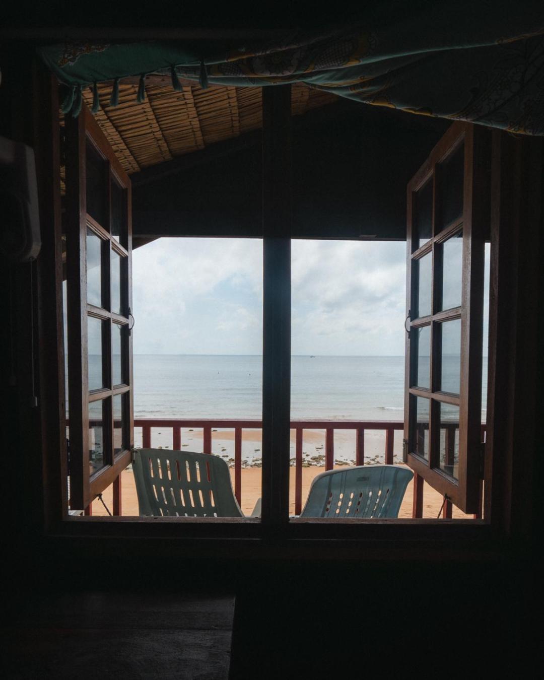 Beachfront Hut Upstairs Astra - Beach Shack Chalet Kampong Juara Екстериор снимка
