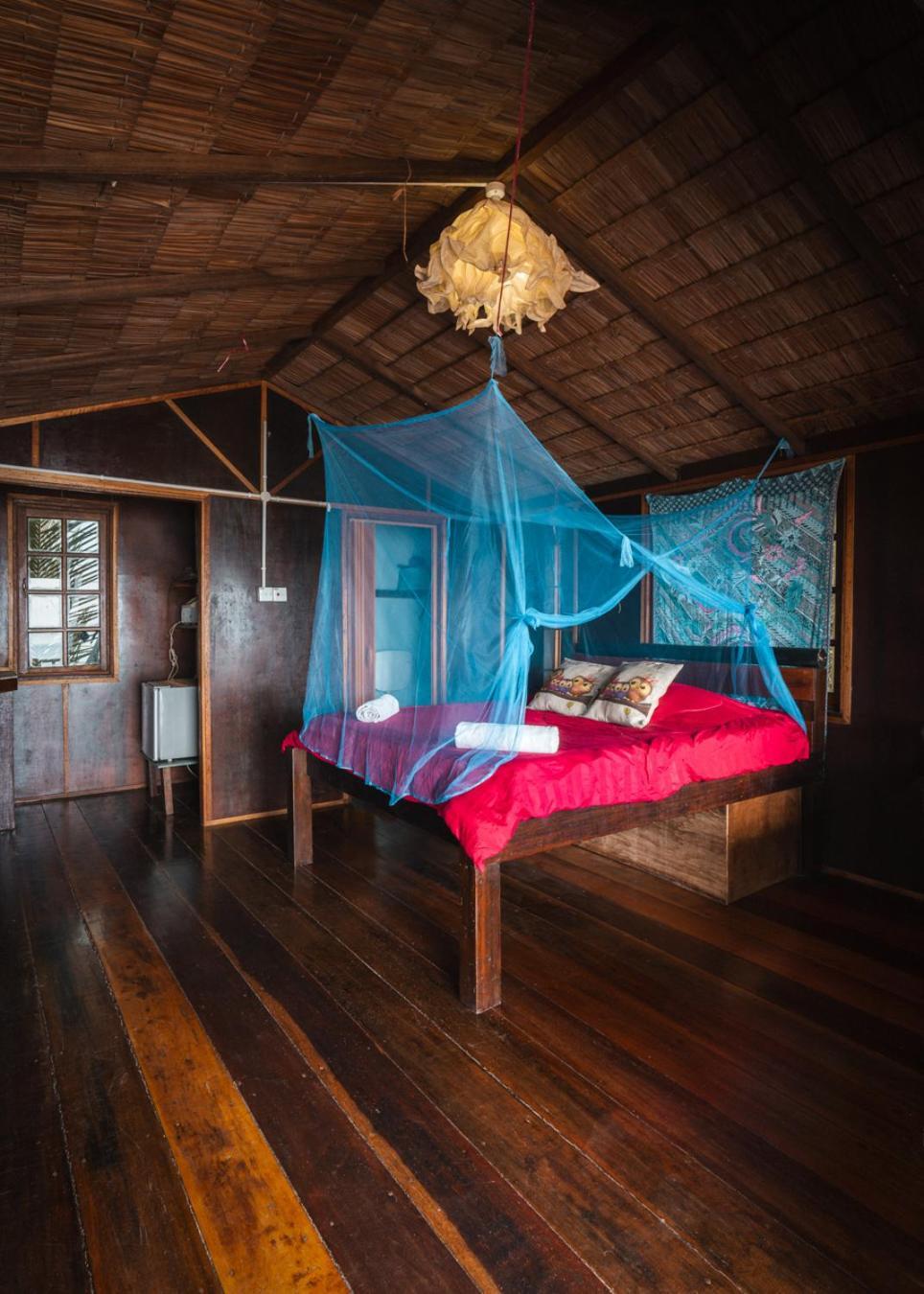 Beachfront Hut Upstairs Astra - Beach Shack Chalet Kampong Juara Екстериор снимка