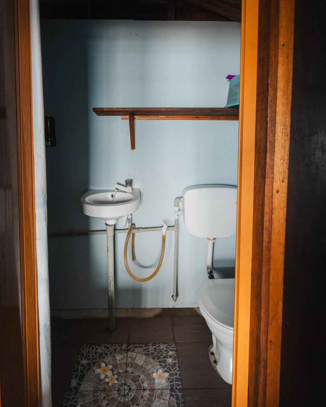 Beachfront Hut Upstairs Astra - Beach Shack Chalet Kampong Juara Екстериор снимка